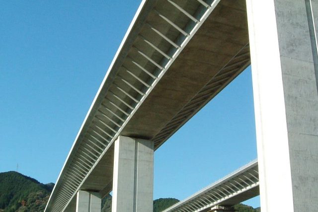 画像：第二東名 内牧高架橋（ＰＣ上部工）工事
