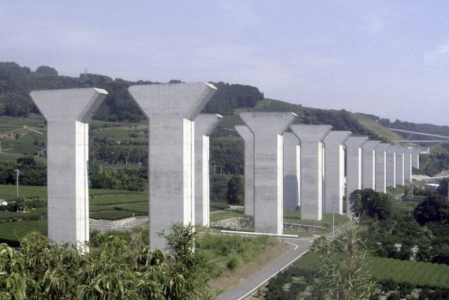 画像：第二東名高速道路須津川橋（下部工）工事