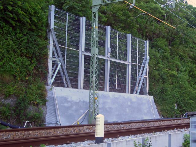 画像：(鉄道沿線斜面防護工事）六浦駅/1～神武寺駅（金沢八景起点 2ｋ390ｍ/1～2ｋ482ｍ）下り線（逗21）他5箇所法面防護工事