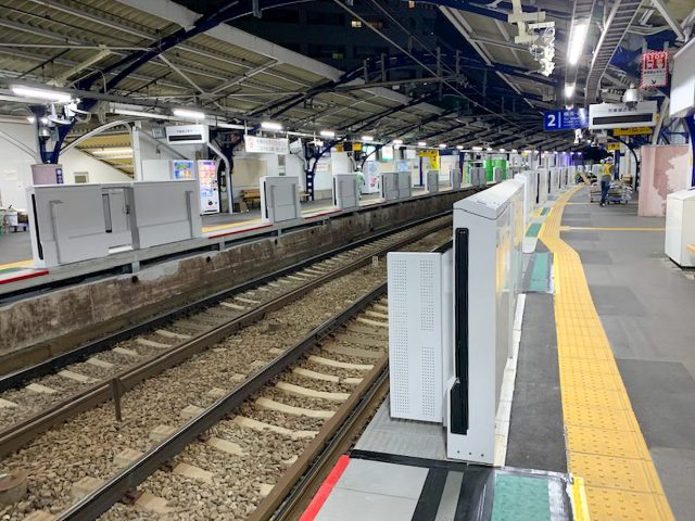 画像：京浜急行日ノ出町駅ホーム柵設置工事